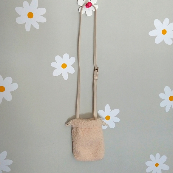 🌻NWOT Universal Thread Fuzzy Large Crossbody Phone Bag - Picture 3 of 10